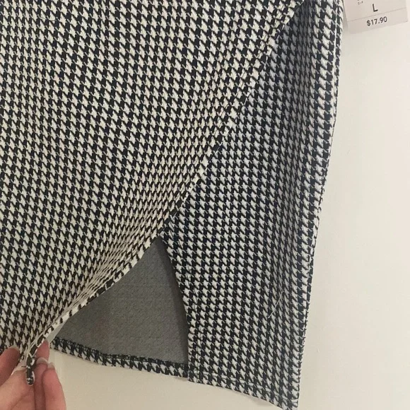 Cute black and white skirt, side slit detail! - Picture 2 of 3